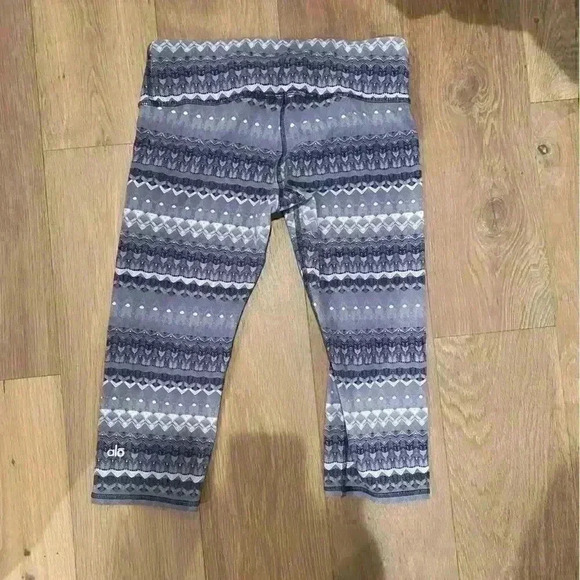 ALO YOGA Aztec Print Knee Length Leggings - Gently Worn - Great Condition - Picture 5 of 6